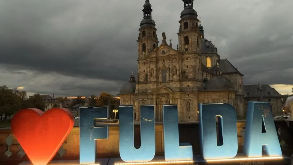 Abstraktes Titelbild zu AI Engineering ist nicht Vibe Coding